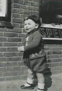 876454 Portret van Ries de Winter, zoontje van Johannes Hendrikus ('Joop') de Winter en Anthonia ('Tonnie') Emo, voor ...